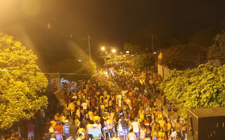 Bloco Os Tabaqueiros arrasta cerca de 20 mil foliões na ressaca de Carnaval