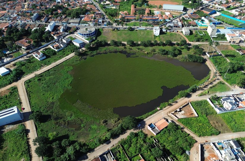 Prefeita Tia Júlia autoriza limpeza da Lagoa do Juca Sampaio