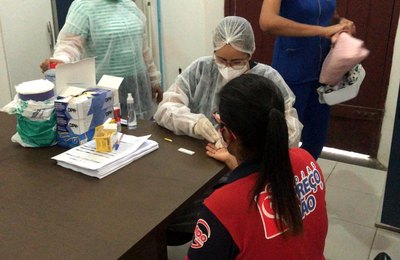 Secretaria de Saúde de Penedo leva testes rápidos de Covid para comerciários e lojistas