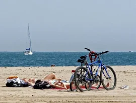 Brasileira será julgada na Itália após tomar sol de topless sob ponte histórica