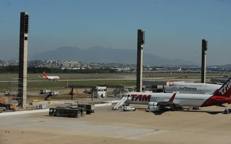 American Airlines interrompe voos por 'problema técnico'; no pré-mercado, ação cai 3%