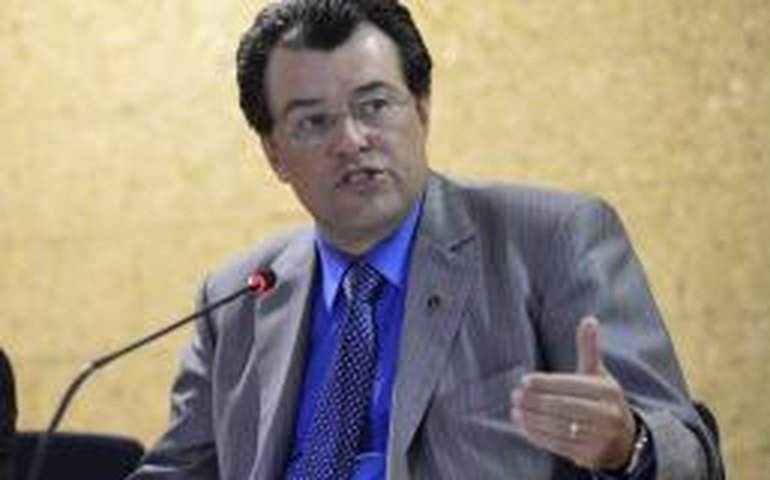 Ministro diz que horário de verão economiza energia e será mantido pelo governo