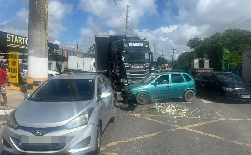 Cinco carros se envolvem em acidente na Via Expressa e causam congestionamento em Maceió