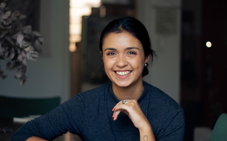 Destaque na Bienal do Livro do Rio de Janeiro, Camila Anllelini, semifinalista do Jabuti 2024, apresenta livro de crônicas sobre relação entre mãe e filha