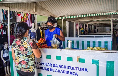 Arapiraca: Comerciantes informais de frutas e verduras são realocados no Shopping Popular