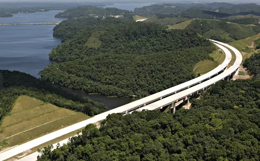 Acidente com carreta provoca interdição no Rodoanel de SP