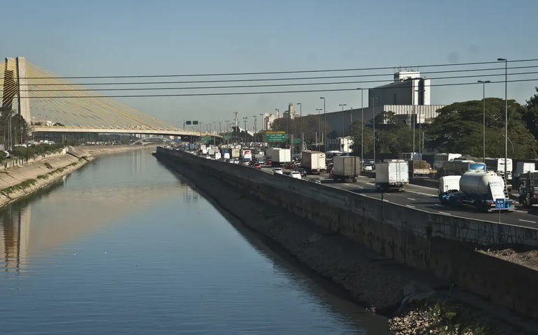 Drone flagra espuma tóxica cobrindo grande extensão do Rio Tietê em Salto
