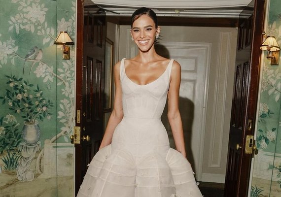 Bruna Marquezine mostra detalhes do look que usou no Met Gala; veja