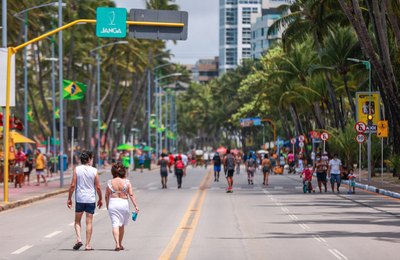 Rua Aberta reúne famílias e garante renda extra para ambulantes na Ponta Verde 
