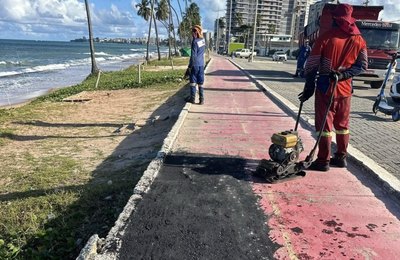 Infraestrutura recupera trechos danificados do calçadão na orla de Jacarecica