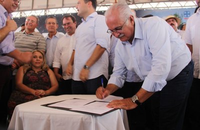 Rogério participa da assinatura da ordem de serviço para a duplicação de trecho da AL-220 