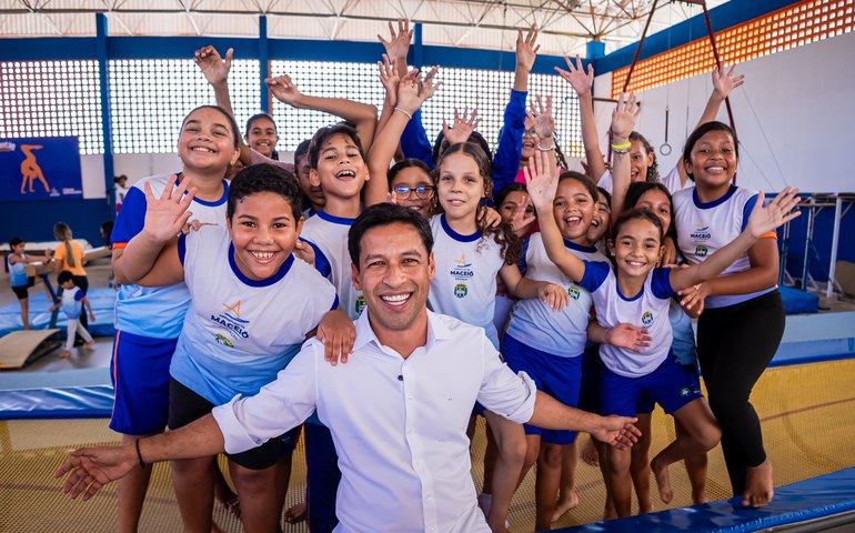 Prefeito Rodrigo Cunha acompanha início das atividades do Gigantão e reforça importância da educação integral