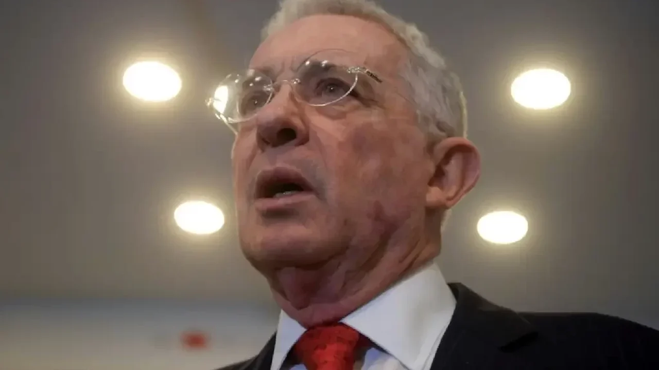 Justiça da Colômbia acusa Álvaro Uribe de suborno e fraude, no primeiro julgamento criminal contra um ex-presidente no país