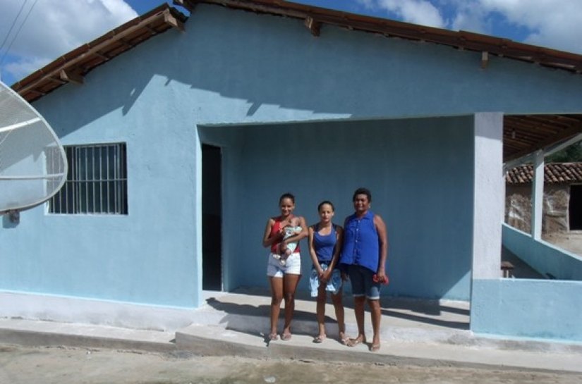 Famílias Quilombolas de Poço das Trincheiras recebem casas nesta terça