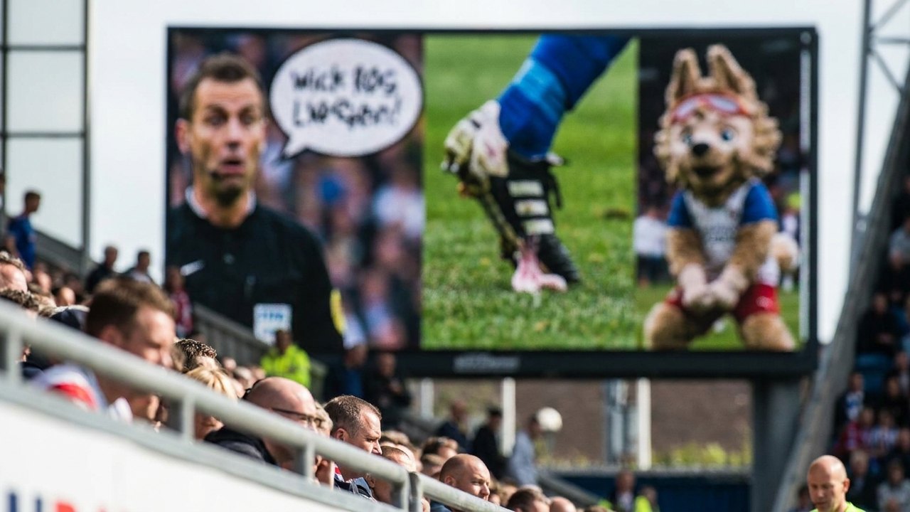 Inglês de árbitro, chiclete em campo e Labubu: veja os primeiros memes da Copa