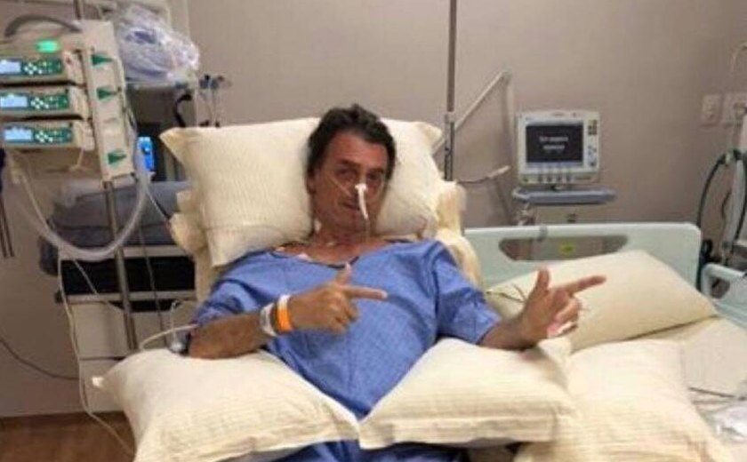 Em foto no hospital, Bolsonaro simula armas nas mãos