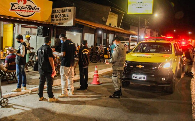 Combate à covid-19: prefeitura e polícia militar fiscalizam bares e restaurantes