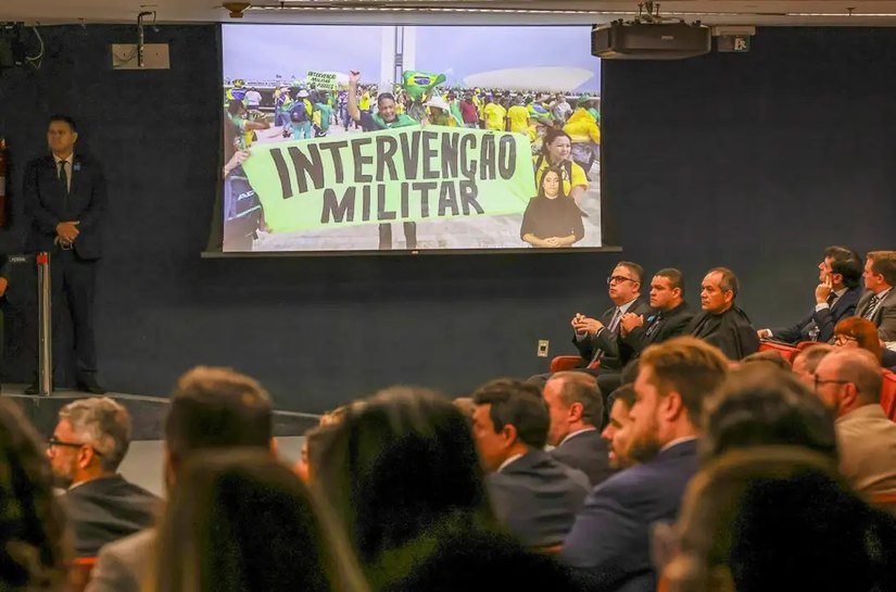 Brasil chegou perto de voltar à ditadura, diz New York Times