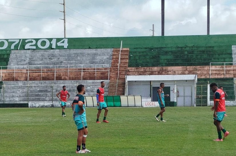 Elenilson Santos finalizou neste sábado, preparação para o jogo contra o Penedense