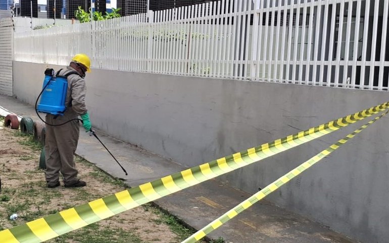 Vigilância de Zoonoses inicia aplicação de inseticida em praça com infestação de carrapatos