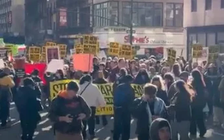 Multidão marcha em Nova York para protestar contra ataques dos EUA ao Irã.