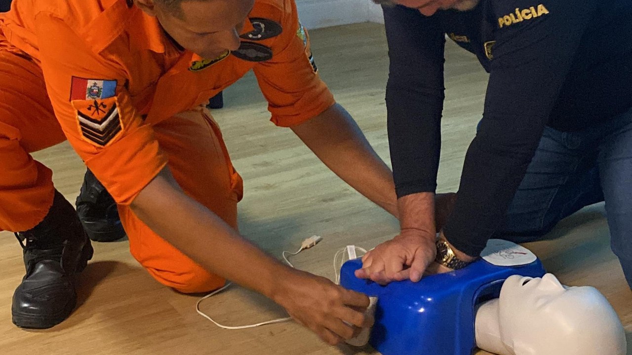 Agentes da Oplit recebem instrução sobre uso de desfibrilador externo automático