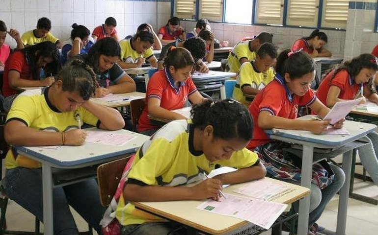 Professores discutem correção de fluxo para alunos em atraso escolar