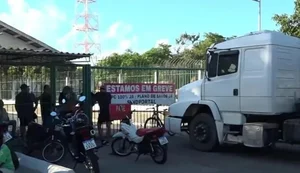 Trabalhadores do Porto voltaram a bloquear a entrada. - Foto: Reprodução/TV Asa Branca Alagoas
