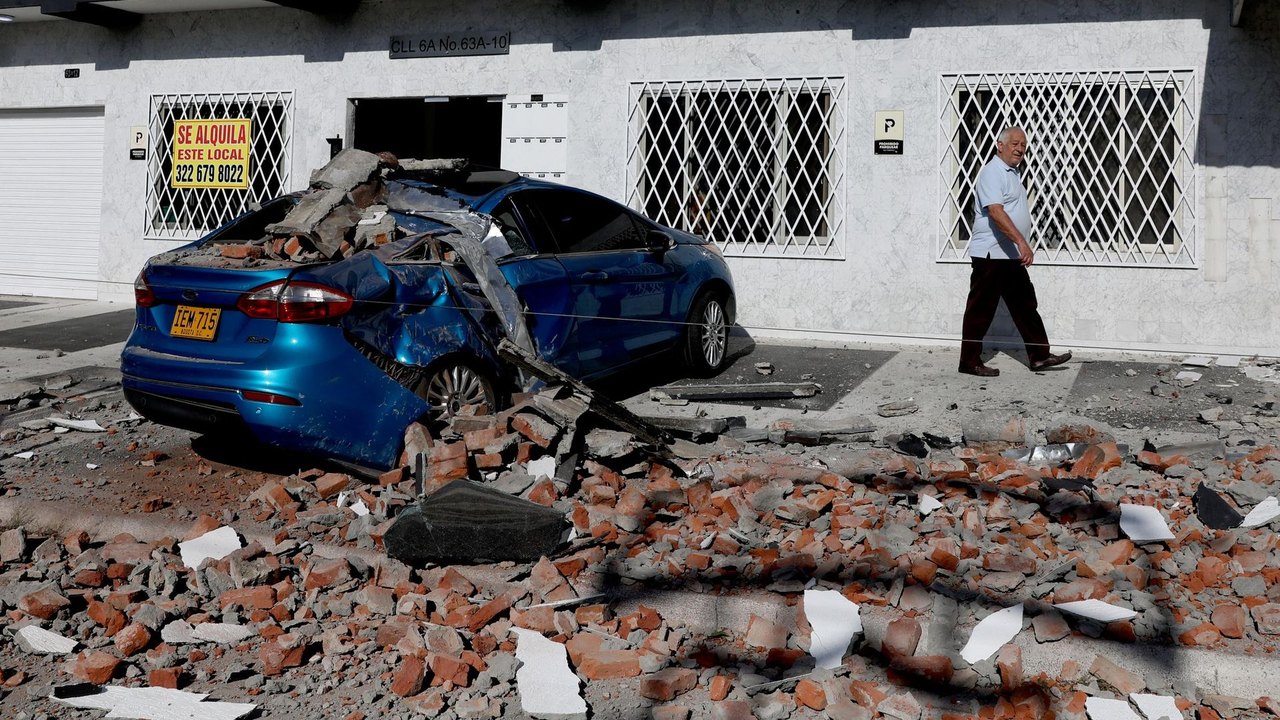 Ministro colombiano é alvo de críticas após ser visto na praia durante crise pós-terremoto