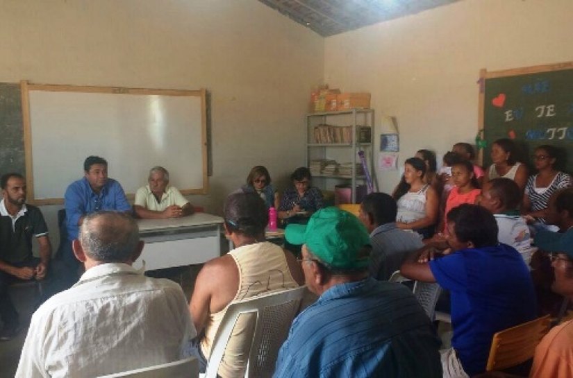 Casal vai recadastrar moradores do povoado Baixas, em Jacaré dos Homens