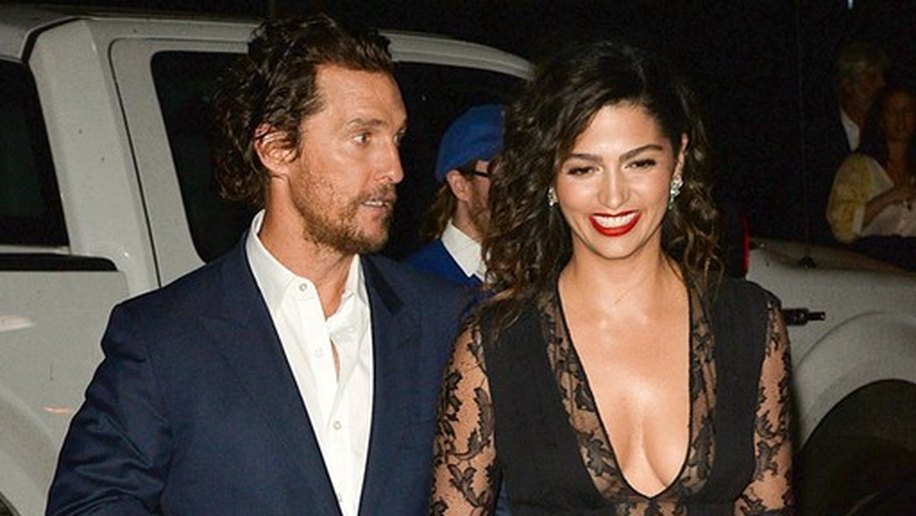 Matthew McConaughey conta como conheceu a esposa Camila Alves