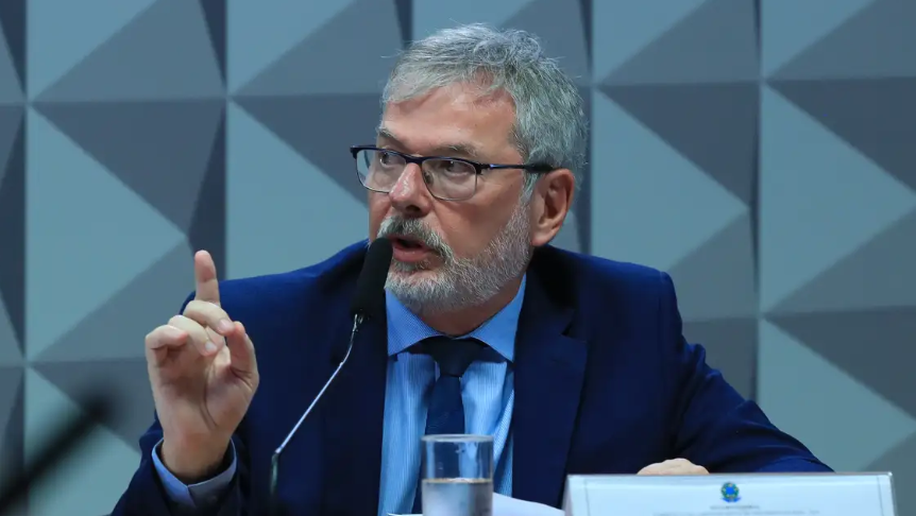 Ex-diretor do INSS nega vínculo político em depoimento à CPI