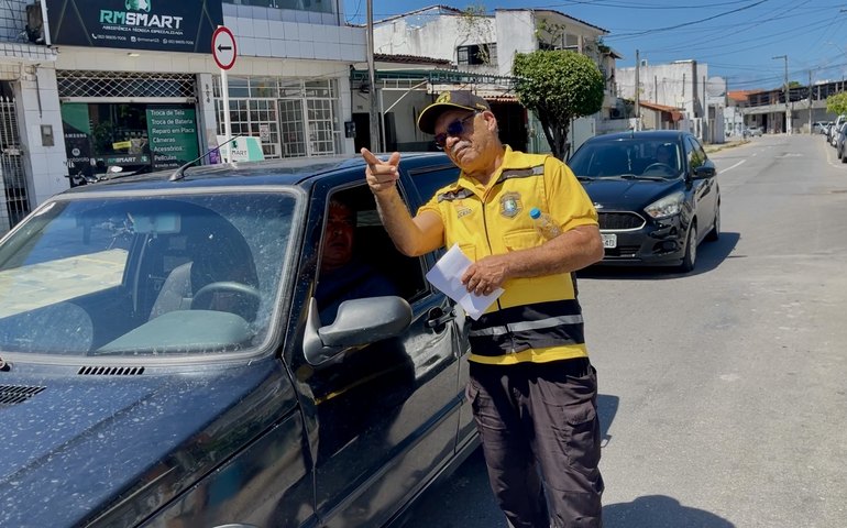 DMTT orienta população sobre mudança de sentido em rua no Poço