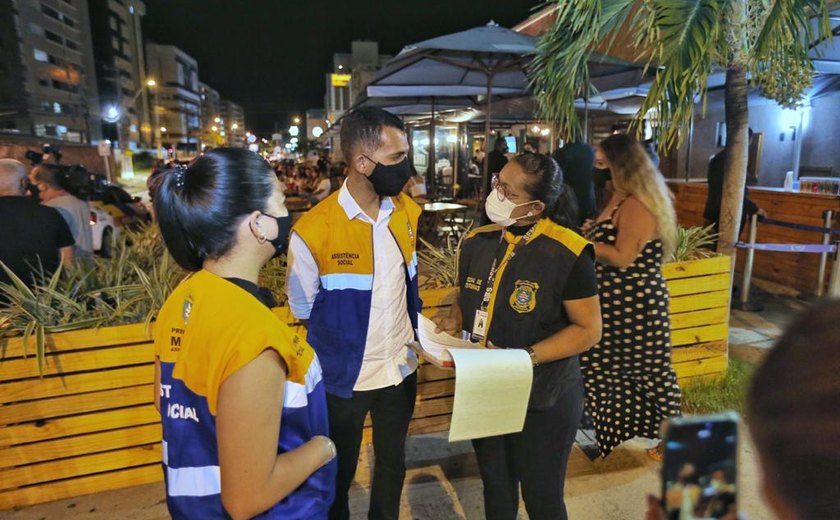 Blitz da Prefeitura orienta sobre funcionamento de bares e restaurantes durante carnaval