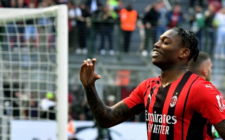 Milan bate Fiorentina no fim e dá passo fundamental rumo ao título italiano