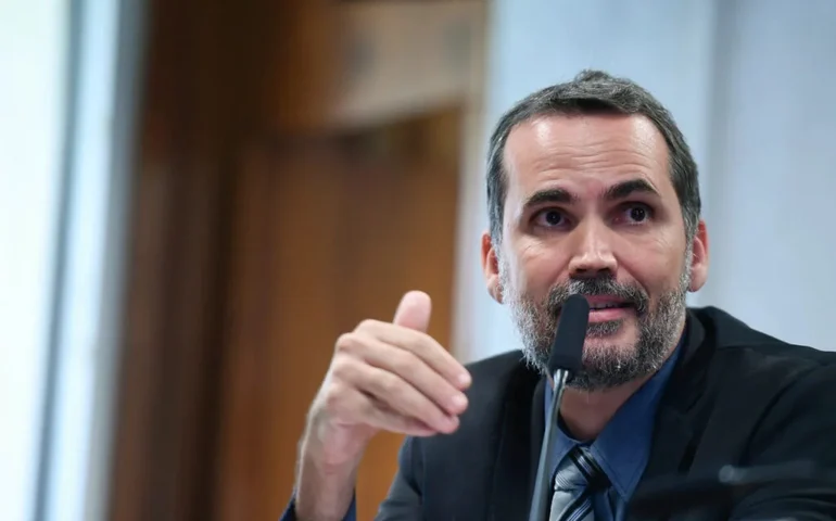 Moretti explica subvenção ao diesel importado devido à falta de autossuficiência do Brasil