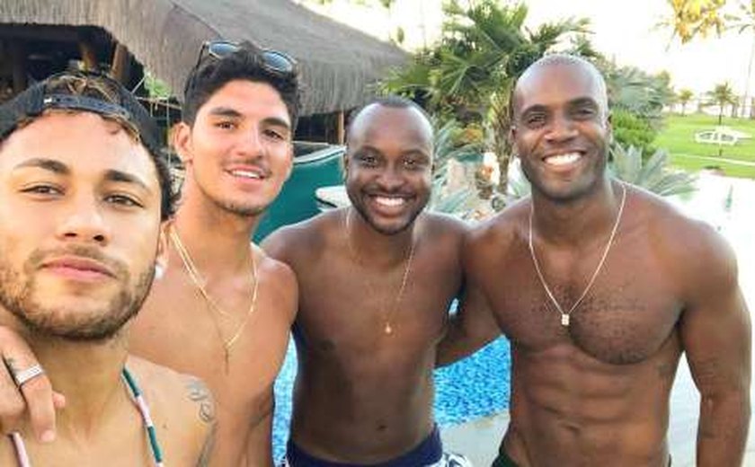 Neymar curte férias com amigos em Barra Grande, na Bahia