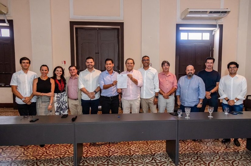 Vice-prefeito assina termo de parceria com Campanha Natal Premiado