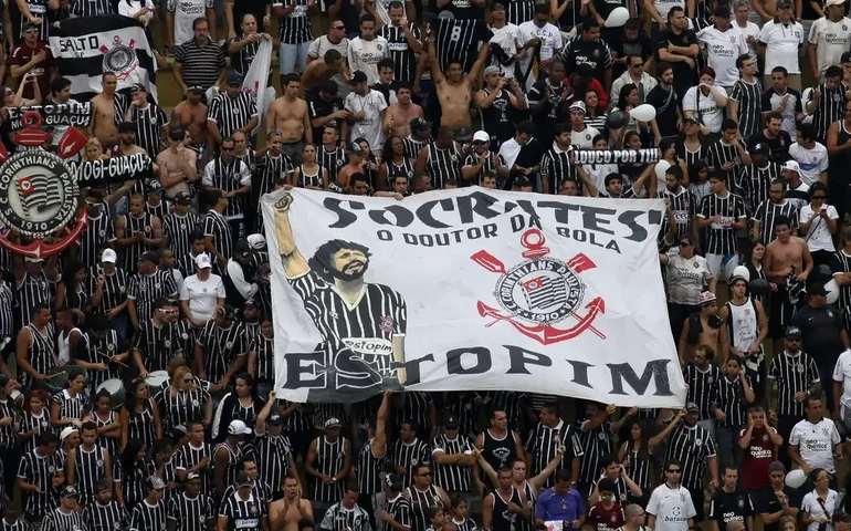 Torcedores do Corinthians invadem CT, Parque São Jorge e sala de Augusto Melo
