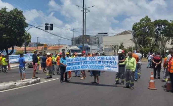 Trabalhadores durante paralisação