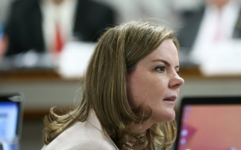 Lula confirma Gleisi fora do futuro ministério durante reunião com partido