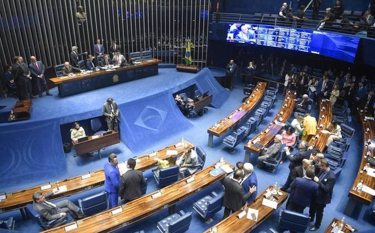Governo faz acordo, aprova MP e promete veto a recursos para Embratur