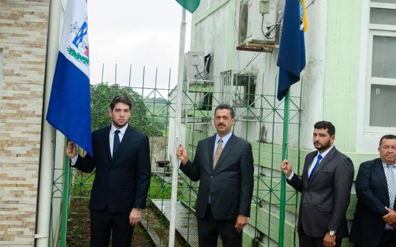 Marlan Ferreira comemora emancipação de Limoeiro entregando obras à população