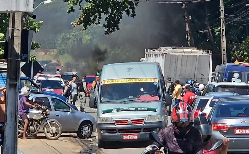 Moradores de Garça Torta fazem protesto na AL-101 Norte e fecham trânsito parcialmente