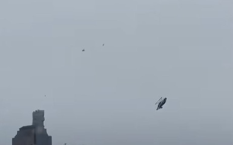 Autoridades dos EUA investigam queda de helicóptero no rio Hudson, em NY, que deixou 6 mortos