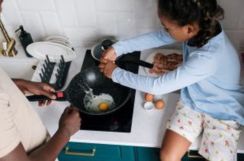 Neste mês das crianças, que tal fazer da cozinha um lugar para aprender e brincar?