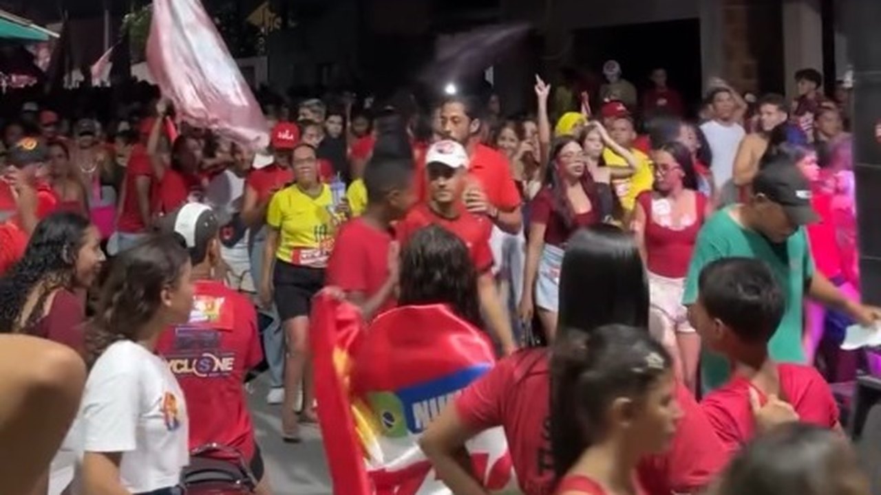 Vídeo: centenas de apoiadores de Lula tomam as ruas de Marechal Deodoro neste sábado