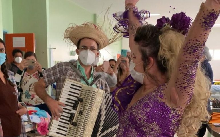 Musicoterapia: HEA se transforma em arraiá e leva alegria a pacientes