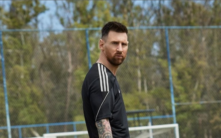 Messi autografa camisa de torcedor argentino no meio do trânsito; veja vídeo