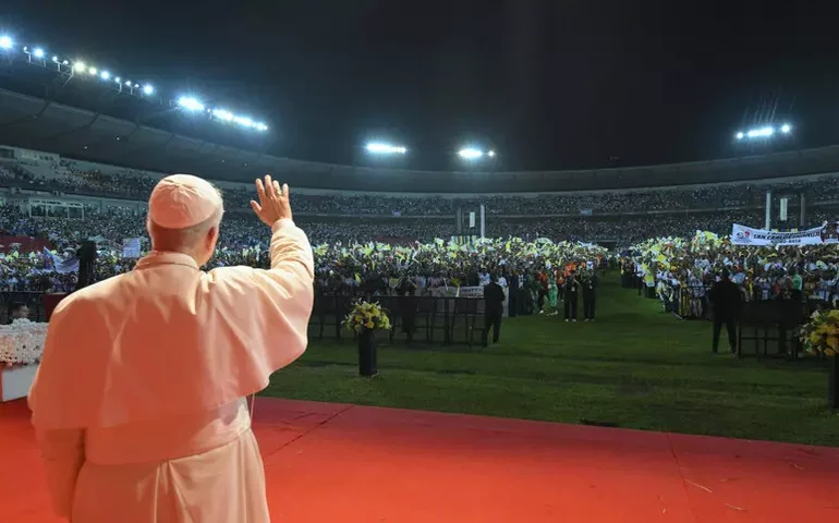 Papa pede a jovens na África que construam um mundo melhor